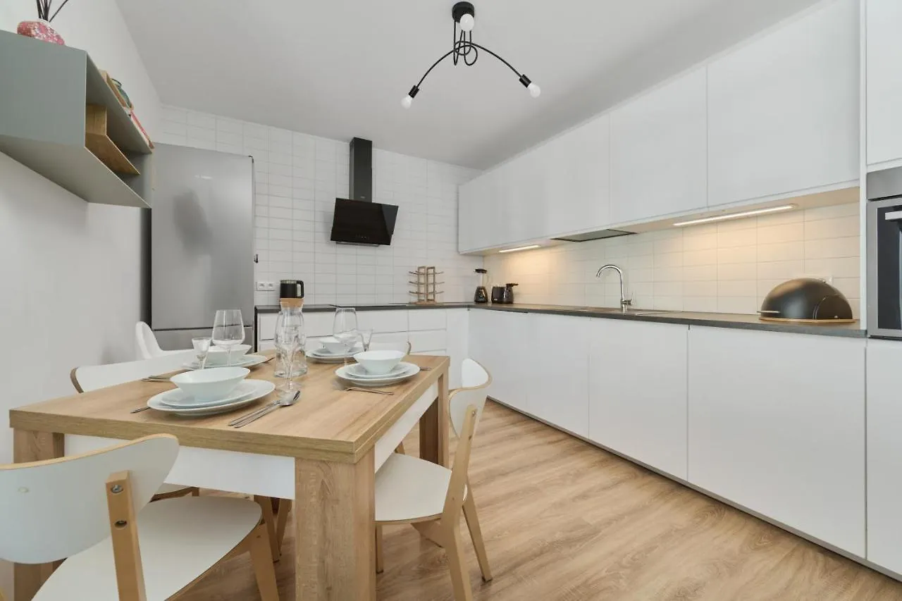 Spacious Apartment With Balcony Near The Slavic Hill Wroclaw By Renters Prestige